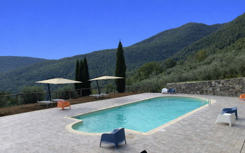 Borgo Antico, Pool, Barberino del Mugello: Bergachtig Landvormen, Zwembad, Berg, Heuvel, Bergketen, Heuvel Station, Toevlucht, Buitenmeubels, Eco Hotel, Ridge