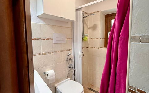 Borgo Antico, Pool, Barberino del Mugello: Flooring, Loodgieterswerkinrichting, Verdieping, Hout, Badkamer, Wastafel, Interieur Ontwerp, Toilet, Wastafel In De Badkamer, Kraan