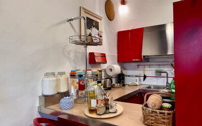 Family: Toestel Van De Keuken, Rood, Keuken, Interieur Ontwerp, Meubilair, Major Appliance, Small Appliance, Verlichting, Stellingen, Kamer