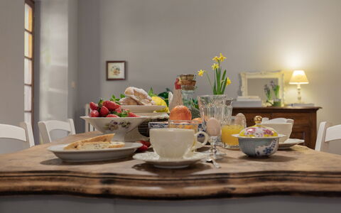 Villa Essiccatoio: Tableware, Meubilair, Serveware, Tafel, Interieur Ontwerp, Dishware, Voedsel, Porselein, Drinkware, Keuken En Eettafel