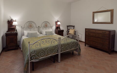 Villa Essiccatoio: Meubilair, Bed, Interieur Ontwerp, Slaapkamer, Flooring, Verdieping, Hout, Plafond, Bedding, Kamer