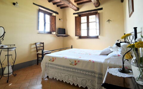 Terre di Giano Private Pool and View, Umbria: Meubilair, Interieur Ontwerp, Flooring, Slaapkamer, Bed, Verdieping, Kamer, Linens, Plafond, Verlichting