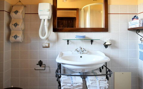 Terre di Giano Private Pool and View, Umbria: Interieur Ontwerp, Loodgieterswerkinrichting, Flooring, Meubilair, Wastafel In De Badkamer, Verdieping, Wastafel, Kraan, Verlichting, Badkamer