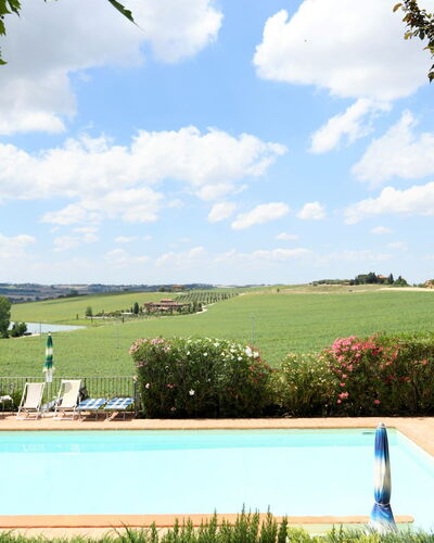 Terre di Giano Private Pool and View, Umbria: Zwembad, Buitenmeubels, Eco Hotel, Landgoed, Tuin, Landscaping, Villa, Hacienda, Schaduw, Werf
