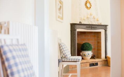 Villa Camelia: Meubilair, Muur, Interieur Ontwerp, Hout, Flooring, Verdieping, Verlichting, Kamer, Fotolijst, Woonkamer