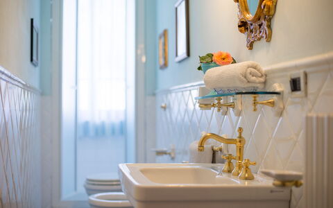 Villa Camelia: Muur, Interieur Ontwerp, Verlichting, Kraan, Wastafel In De Badkamer, Loodgieterswerkinrichting, Lichte Inrichting, Badkamer, Loodgieter, Wastafel