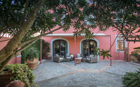 Villa Camelia: Architectuur, Deur, Bloempot, Hacienda, Kamerplant, Landgoed, Tuin, Binnenplaats, Landscaping, Werf