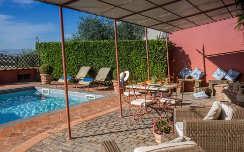 Villa Camelia: Zwembad, Meubilair, Buitenmeubels, Stoel, Bloempot, Toevlucht, Paraplu, Tafel, Buitentafel, Ligstoel