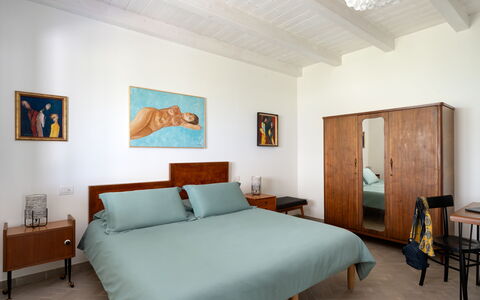 Villa Ombrone: Bed, Meubilair, Slaapkamer, Muur, Flooring, Interieur Ontwerp, Verdieping, Bedding, Hout, Laken