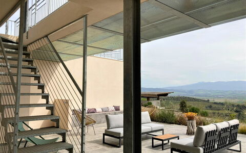 Villa Ombrone: Verdieping, Samengesteld Materiaal, Buitenmeubels, Straal, Veranda, Schaduw, Natuurlijk Materiaal, Balkon, Beton, Outdoor Structuur