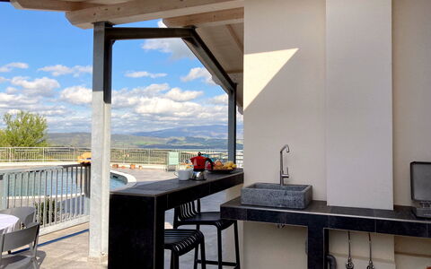 Villa Ombrone: Meubilair, Stoel, Buitenmeubels, Plafond, Schaduw, Keuken En Eettafel, Countertop, Glas, Keuken, Lichte Inrichting