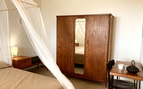 Villa Ombrone: Meubilair, Bed, Slaapkamer, Interieur Ontwerp, Verdieping, Flooring, Hout, Laken, Bedding, Verlichting