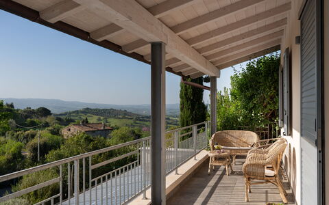 Villa Ombrone: Hout, Veranda, Meubilair, Huis, Balkon, Deur, Buitenmeubels, Dek, Schaduw, Beits