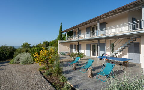 Villa Ombrone: Struik, Balkon, Veranda, Landgoed, Schaduw, Villa, Werf, Landscaping, Boerderij, Buitenmeubels