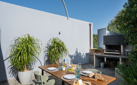 Villa Ombrone: Meubilair, Buitenmeubels, Tafel, Stoel, Bloempot, Buitentafel, Keuken En Eettafel, Schaduw, Kamerplant, Tuin