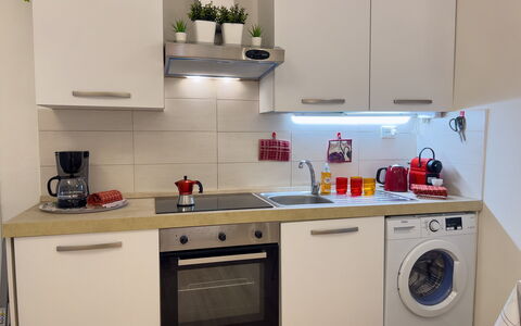 Studio Piccolo al Verticale - Levanto: Toestel Van De Keuken, Keuken, Major Appliance, Countertop, Huishoudapparatuur, Cabinetry, Interieur Ontwerp, Flooring, Wasmachine, Fornuis