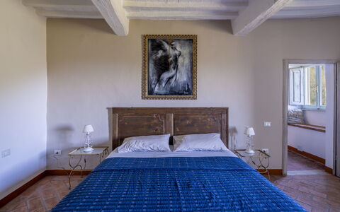 House in Sassa, Historic Tuscany Village, View: Bed, Meubilair, Bedding, Slaapkamer, Laken, Interieur Ontwerp, Verdieping, Flooring, Hout, Kamer