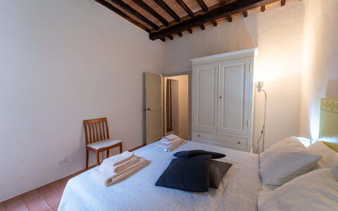 Le Loggine del Pignatello Apartment, Siena City: Bed, Slaapkamer, Muur, Verdieping, Flooring, Interieur Ontwerp, Hout, Laken, Plafond, Meubilair