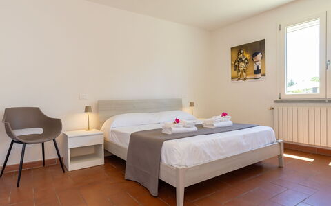 Rose Adriano Home: Verdieping, Interieur Ontwerp, Flooring, Bed, Slaapkamer, Bed Frame, Plafond, Bedding, Laken, Beits