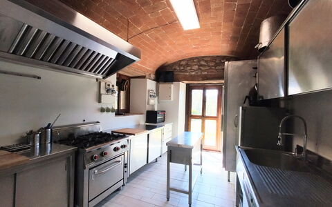 Villa Campo al Vento - Country Farm: Keuken, Countertop, Toestel Van De Keuken, Fornuis, Major Appliance, Verlichting, Plafond, Interieur Ontwerp, Fornuis, Huishoudapparatuur