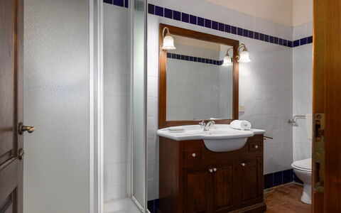 Il Leccio, Vinci, Private Pool and Tennis: Wastafel In De Badkamer, Loodgieterswerkinrichting, Wastafel, Badkamer, Spiegel, Interieur Ontwerp, Flooring, Badkamerkast, Cabinetry, Kraan