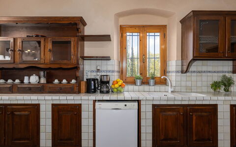 Il Leccio, Vinci, Private Pool and Tennis: Keuken, Hout, Interieur Ontwerp, Cabinetry, Countertop, Flooring, Meubilair, Kast, Huis, Beits