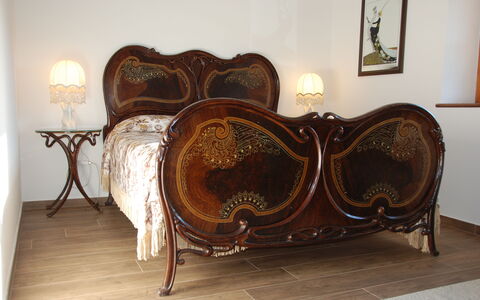 Casa Chimera: Beits, Hardwood, Houten Vloer, Slaapkamer, Antiek, Bed Frame, Lamp, Bed, Bedding