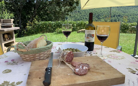 Casa Chimera: Voedsel, Tableware, Ingrediënt, Tafel, Fles, Drinkware, Serveware