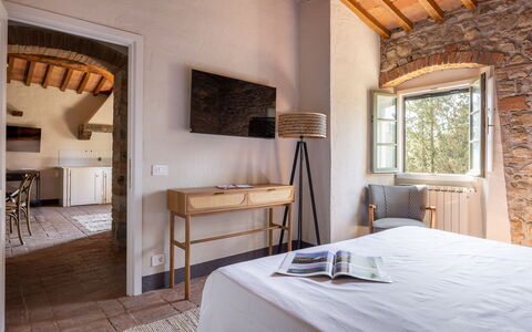 Maison Badia a Passignano: Muur, Meubilair, Interieur Ontwerp, Slaapkamer, Huis, Flooring, Bed, Laken, Verdieping, Bedding