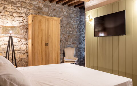 Maison Badia a Passignano: Meubilair, Muur, Interieur Ontwerp, Flooring, Hout, Slaapkamer, Verdieping, Bed, Textiel, Verlichting