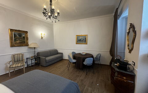 Maison D'Alice: Meubilair, Interieur Ontwerp, Flooring, Verdieping, Plafond, Slaapkamer, Verlichting, Kamer, Laken, Bed