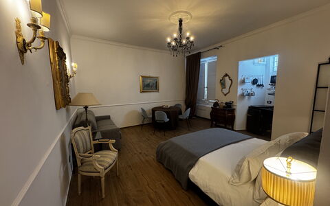 Maison D'Alice: Interieur Ontwerp, Meubilair, Slaapkamer, Flooring, Verdieping, Hout, Plafond, Bed, Laken, Kamer