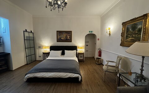Maison D'Alice: Slaapkamer, Bed, Meubilair, Interieur Ontwerp, Flooring, Verdieping, Laken, Bedding, Plafond, Verlichting