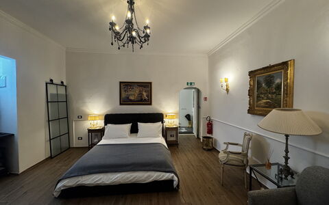 Maison D'Alice: Meubilair, Interieur Ontwerp, Bed, Slaapkamer, Flooring, Verdieping, Laken, Plafond, Bedding, Kamer