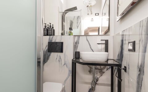 Maison D'Alice: Interieur Ontwerp, Loodgieterswerkinrichting, Kraan, Loodgieter, Wastafel, Badkamer, Glas, Spiegel, Wastafel In De Badkamer, Lichte Inrichting