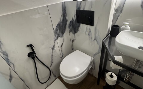 Maison D'Alice: Interieur Ontwerp, Loodgieterswerkinrichting, Verdieping, Loodgieter, Badkamer, Toilet, Wc Bril, Tegel, Kraan, Spiegel