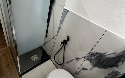 Maison D'Alice: Verdieping, Flooring, Loodgieterswerkinrichting, Loodgieter, Tegel, Badkamer, Kraan, Toilet