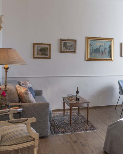 Maison D'Alice: Meubilair, Interieur Ontwerp, Flooring, Hout, Verdieping, Kamer, Fotolijst, Verlichting, Tafel, Woonkamer