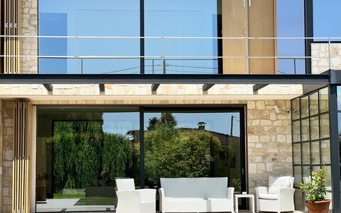 Villa Elena: Deur, Huis, Veranda, Balkon, Samengesteld Materiaal, Schaduw, Buitenmeubels, Home Deur, Beton, Bloempot