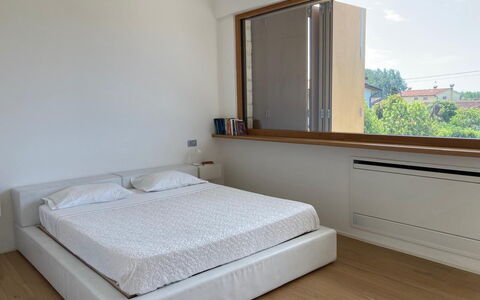 Villa Elena: Bed, Slaapkamer, Interieur Ontwerp, Flooring, Verdieping, Muur, Hout, Bedding, Laken, Meubilair