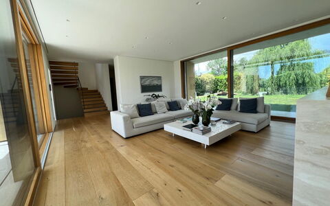 Villa Elena: Houten Vloer, Flooring, Interieur Ontwerp, Verdieping, Meubilair, Hout, Woonkamer, Laminaatvloer, Huis, Plafond
