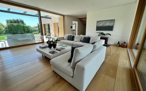 Villa Elena: Meubilair, Flooring, Interieur Ontwerp, Bankstel, Verdieping, Woonkamer, Houten Vloer, Hout, Huis, Tafel