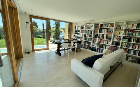 Villa Elena: Meubilair, Interieur Ontwerp, Flooring, Verdieping, Bankstel, Hout, Boekenkast, Woonkamer, Kamer, Stellingen