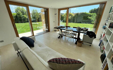 Villa Elena: Flooring, Meubilair, Interieur Ontwerp, Verdieping, Hout, Bankstel, Woonkamer, Huis, Verlichting, Kamer