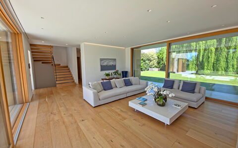 Villa Elena: Interieur Ontwerp, Flooring, Verdieping, Meubilair, Hout, Bankstel, Houten Vloer, Woonkamer, Plafond, Huis