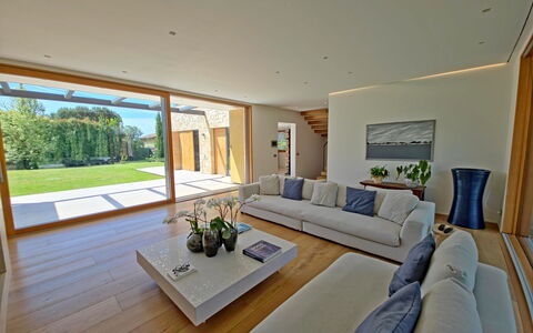 Villa Elena: Interieur Ontwerp, Flooring, Verdieping, Meubilair, Bankstel, Hout, Woonkamer, Huis, Plafond, Houten Vloer