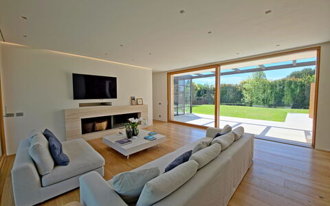 Villa Elena: Flooring, Verdieping, Interieur Ontwerp, Hout, Bankstel, Woonkamer, Plafond, Houten Vloer, Kamer