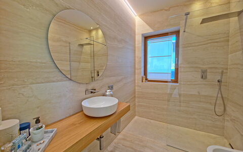 Villa Elena: Flooring, Verdieping, Interieur Ontwerp, Hout, Loodgieterswerkinrichting, Plafond, Badkamer, Verlichting, Loodgieter, Kraan