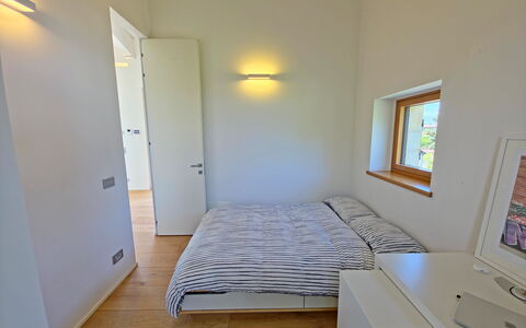 Villa Elena: Interieur Ontwerp, Muur, Slaapkamer, Flooring, Hout, Bed, Verdieping, Plafond, Kamer, Verlichting