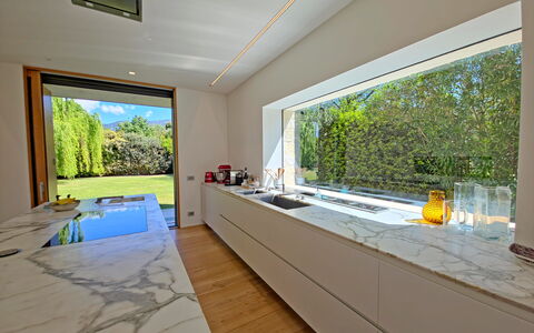 Villa Elena: Interieur Ontwerp, Flooring, Countertop, Keuken, Verdieping, Huis, Plafond, Tegel, Natuurlijk Materiaal, Ontwerp